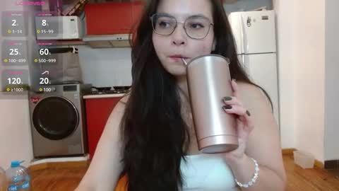 Snapshot of tiny_caroline chatting on 01/05/25, 09:14 Tiny Caroline online show from 01/05/25, 09:14