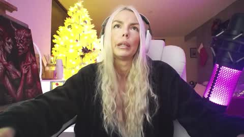 stage Kylie Sinner  brand CLITBAIT online show from 12/16/25, 09:14