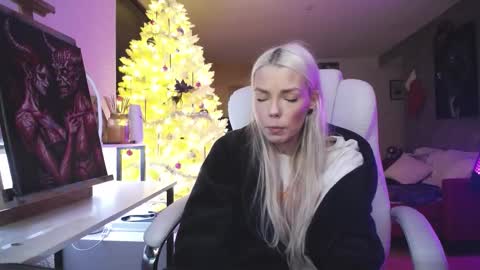 stage Kylie Sinner  brand CLITBAIT online show from 12/18/25, 08:31