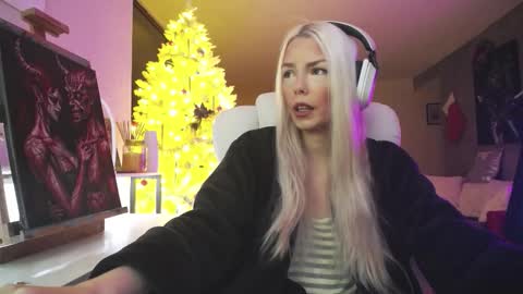 stage Kylie Sinner  brand CLITBAIT online show from 12/21/25, 10:17