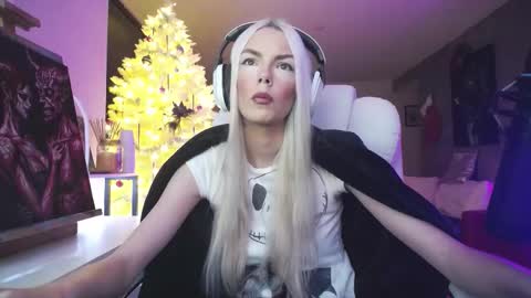 stage Kylie Sinner  brand CLITBAIT online show from 12/22/25, 10:23