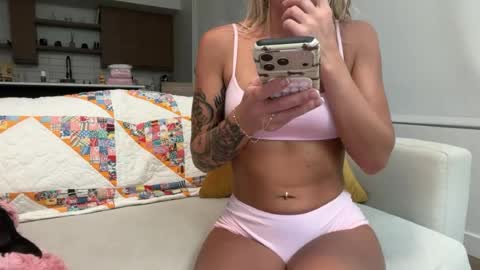 Snapshot of tinytayy chatting on 07/29/26, 03:59 tinytayy online show from 07/29/26, 03:59
