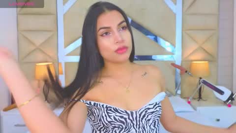 Tiphani Walker online show from 09/25/25, 12:03