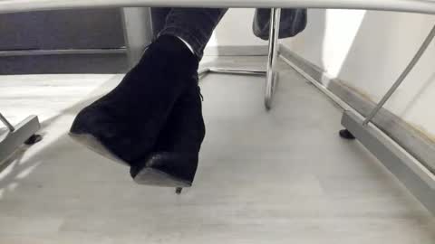 Snapshot of tired33 chatting on 10/05/25, 05:22 Anna online show from 10/05/25, 05:22