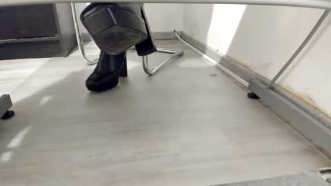 Snapshot of tired33 chatting on 11/09/25, 03:27 Anna online show from 11/09/25, 03:27