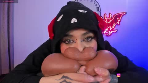   Independent model online show from 03/05/26, 11:45