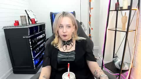 Snapshot of tollimoll chatting on 12/02/24, 12:18 Tolli Moll online show from 12/02/24, 12:18