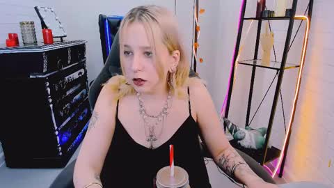 Snapshot of tollimoll chatting on 12/06/24, 09:10 Tolli Moll online show from 12/06/24, 09:10