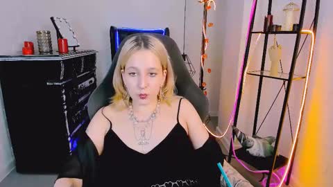 Snapshot of tollimoll chatting on 12/06/24, 03:22 Tolli Moll online show from 12/06/24, 03:22