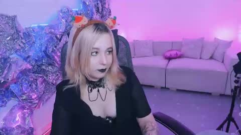 Snapshot of tollimoll chatting on 12/11/24, 12:12 Tolli Moll online show from 12/11/24, 12:12