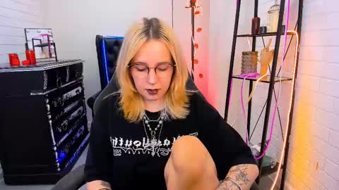 Snapshot of tollimoll chatting on 12/12/24, 09:30 Tolli Moll online show from 12/12/24, 09:30