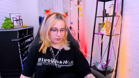 Snapshot of tollimoll chatting on 12/12/24, 12:33 Tolli Moll online show from 12/12/24, 12:33