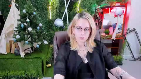 Snapshot of tollimoll chatting on 12/13/24, 09:02 Tolli Moll online show from 12/13/24, 09:02