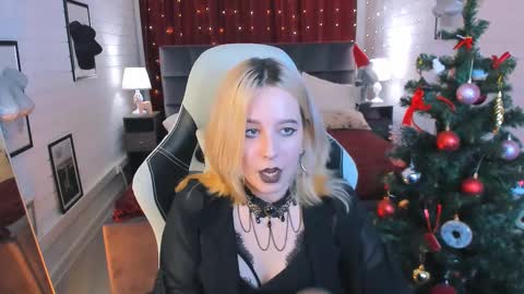 Snapshot of tollimoll chatting on 12/14/24, 09:40 Tolli Moll online show from 12/14/24, 09:40