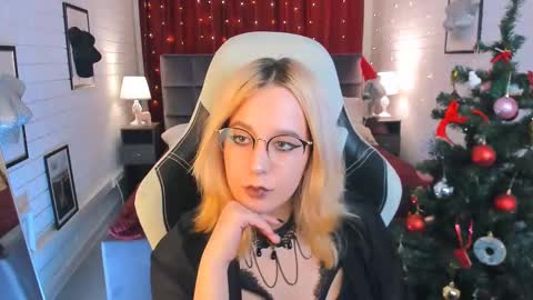 Snapshot of tollimoll chatting on 12/14/24, 12:44 Tolli Moll online show from 12/14/24, 12:44