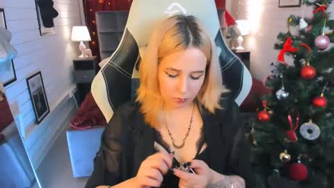 Snapshot of tollimoll chatting on 12/14/24, 04:09 Tolli Moll online show from 12/14/24, 04:09