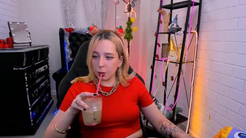 Snapshot of tollimoll chatting on 12/16/24, 09:03 Tolli Moll online show from 12/16/24, 09:03