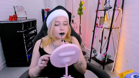 Snapshot of tollimoll chatting on 12/17/24, 09:07 Tolli Moll online show from 12/17/24, 09:07