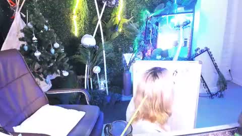 Snapshot of tollimoll chatting on 12/19/24, 10:02 Tolli Moll online show from 12/19/24, 10:02