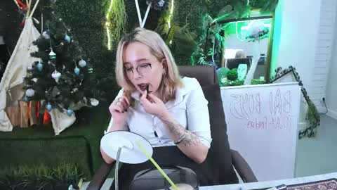 Snapshot of tollimoll chatting on 12/19/24, 01:18 Tolli Moll online show from 12/19/24, 01:18