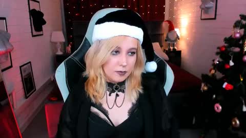 Snapshot of tollimoll chatting on 12/23/24, 12:08 Tolli Moll online show from 12/23/24, 12:08