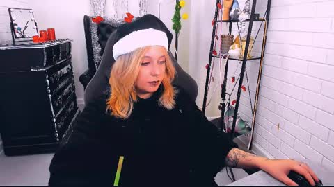 Snapshot of tollimoll chatting on 12/24/24, 12:44 Tolli Moll online show from 12/24/24, 12:44