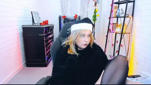 Snapshot of tollimoll chatting on 12/27/24, 12:23 Tolli Moll online show from 12/27/24, 12:23