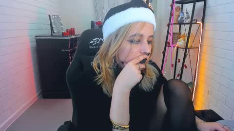 Snapshot of tollimoll chatting on 12/28/24, 12:13 Tolli Moll online show from 12/28/24, 12:13