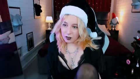 Snapshot of tollimoll chatting on 12/30/24, 11:26 Tolli Moll online show from 12/30/24, 11:26