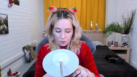 Snapshot of tollimoll chatting on 12/31/24, 05:11 Tolli Moll online show from 12/31/24, 05:11