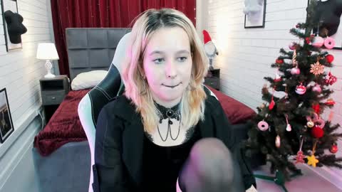 Snapshot of tollimoll chatting on 01/01/25, 11:27 Tolli Moll online show from 01/01/25, 11:27