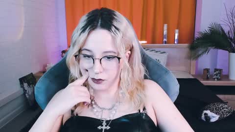 Snapshot of tollimoll chatting on 01/19/25, 08:29 Tolli Moll online show from 01/19/25, 08:29