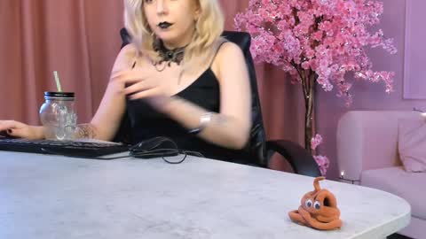 Snapshot of tollimoll chatting on 01/31/25, 12:07 Tolli Moll online show from 01/31/25, 12:07