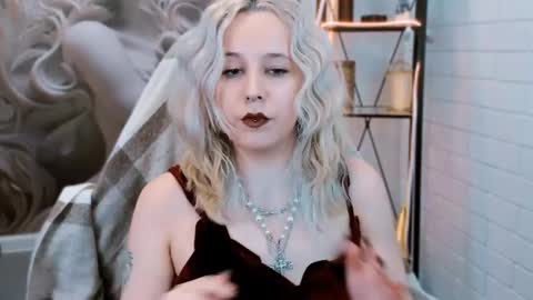 Snapshot of tollimoll chatting on 02/11/25, 01:09 Tolli Moll online show from 02/11/25, 01:09