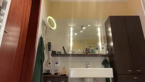 Snapshot of tom__uncut chatting on 12/22/25, 06:10 Tom online show from 12/22/25, 06:10