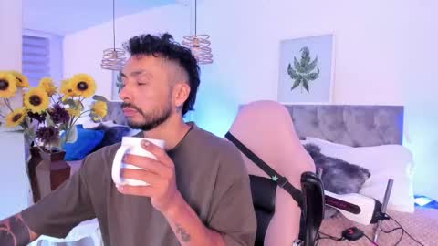 Snapshot of tom_cooper_1 chatting on 09/26/25, 12:09 Master of pleasure online show from 09/26/25, 12:09