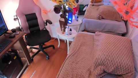 Snapshot of tom_cooper_1 chatting on 10/21/25, 12:50 Master of pleasure online show from 10/21/25, 12:50