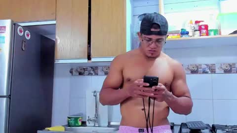 Snapshot of tom_kingfit chatting on 12/03/24, 03:52 SPORTSFIT29 online show from 12/03/24, 03:52