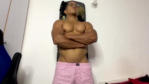 Snapshot of tom_kingfit chatting on 02/09/25, 12:49 SPORTSFIT29 online show from 02/09/25, 12:49