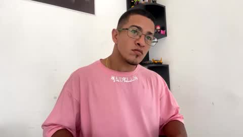 Snapshot of tom_kingfit chatting on 02/18/25, 06:47 SPORTSFIT29 online show from 02/18/25, 06:47