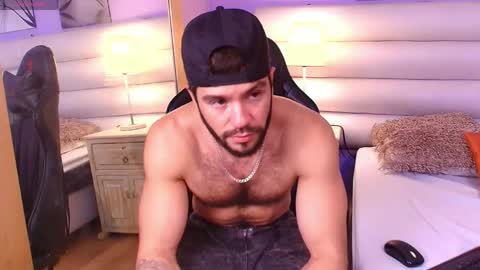 Snapshot of tomas_wolfk chatting on 04/19/26, 04:06 Andres. online show from 04/19/26, 04:06