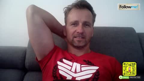 Snapshot of tomhardic chatting on 10/24/25, 04:31 TOM online show from 10/24/25, 04:31