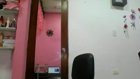 Snapshot of tomm_kors chatting on 10/20/25, 03:51 tomm online show from 10/20/25, 03:51