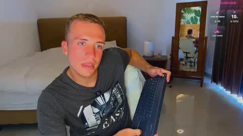 Snapshot of tommy_cumfinger chatting on 10/01/25, 01:55 Tommy online show from 10/01/25, 01:55