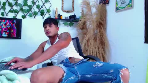 Snapshot of tommy_hotguy chatting on 09/11/25, 03:45 tommy online show from 09/11/25, 03:45