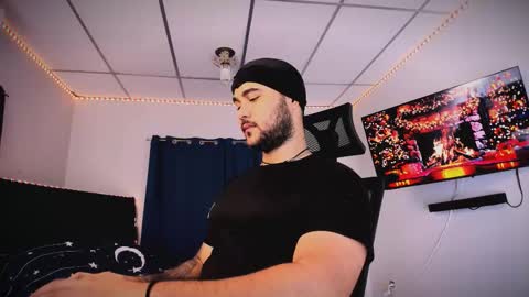 Snapshot of tommy_sccott chatting on 12/17/25, 10:27 tommy_sccott online show from 12/17/25, 10:27