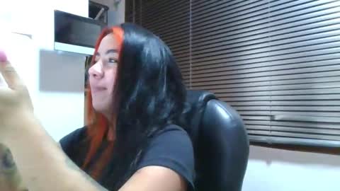 Snapshot of torres_karla chatting on 12/22/25, 06:27 karla online show from 12/22/25, 06:27
