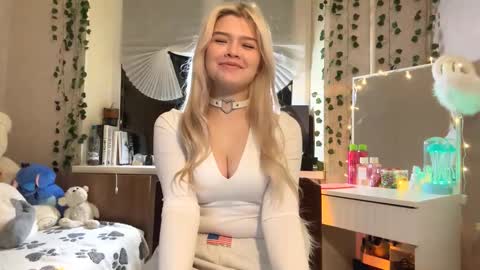 Snapshot of torriperno chatting on 11/26/25, 04:30 Lina online show from 11/26/25, 04:30