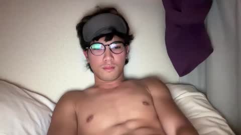 Snapshot of toshikaro0 chatting on 11/21/25, 05:22 Karo online show from 11/21/25, 05:22