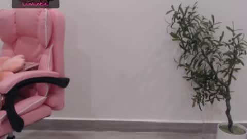 Snapshot of totoro_09 chatting on 10/14/25, 03:51 Angelina online show from 10/14/25, 03:51